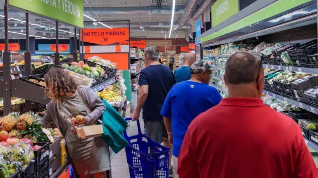 Clientes comprando en el Supermercado Aldi.