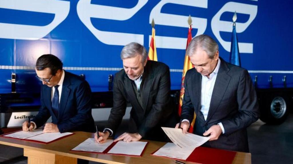Firma del acuerdo entre el Gobierno de Aragón, IVECO y Sesé.