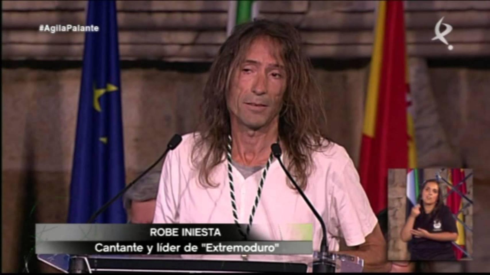 Robe Iniesta durante su discurso de aceptación de la Medalla de Extremadura, en 2014.