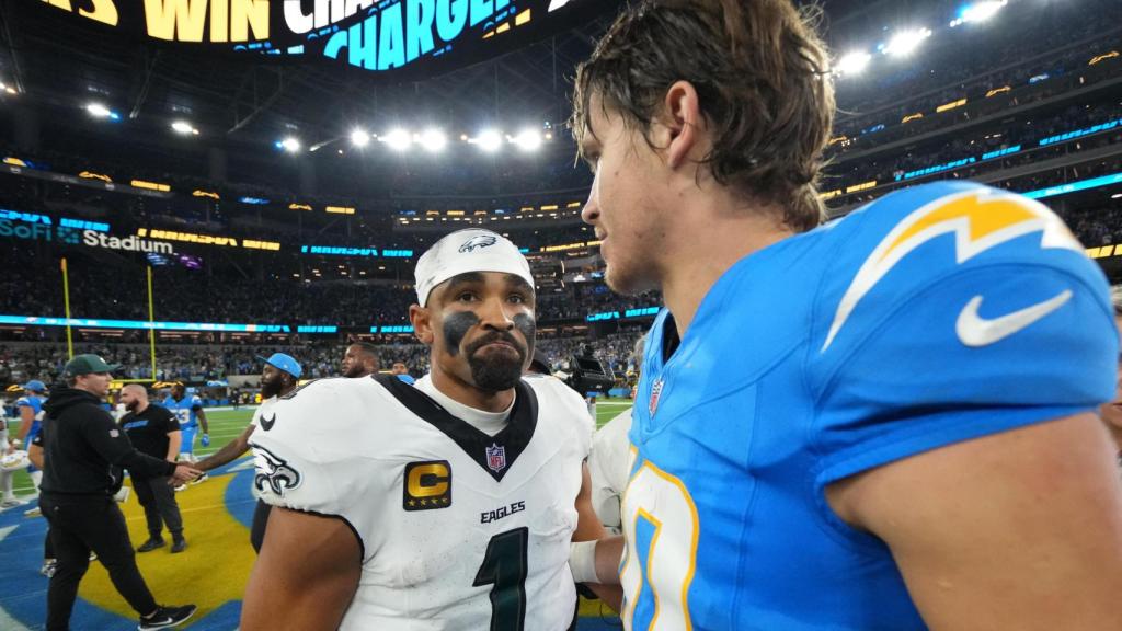 Jalen Hurts, a la izquierda, junto al quaterback de los Chargers Justin Herbert