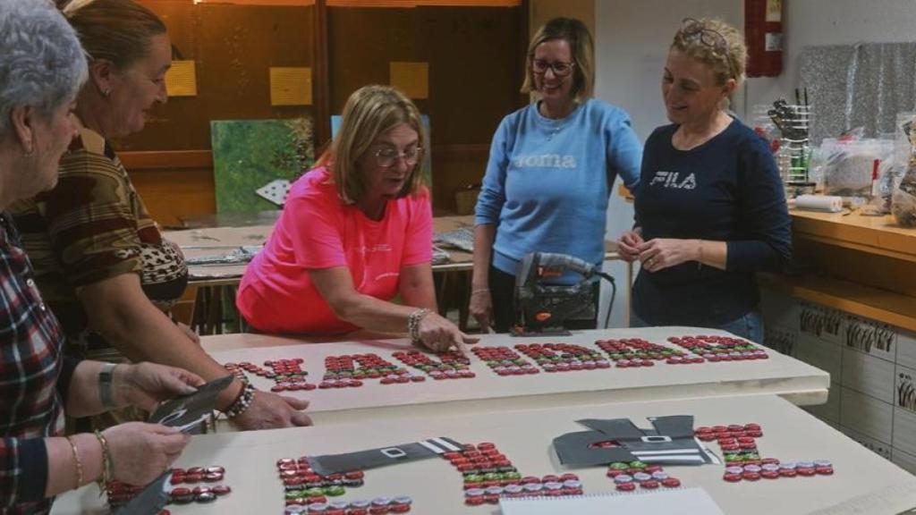 El grupo vecinal 'Argamasilla de Calatrava Arte en la Calle' montando el Belén.