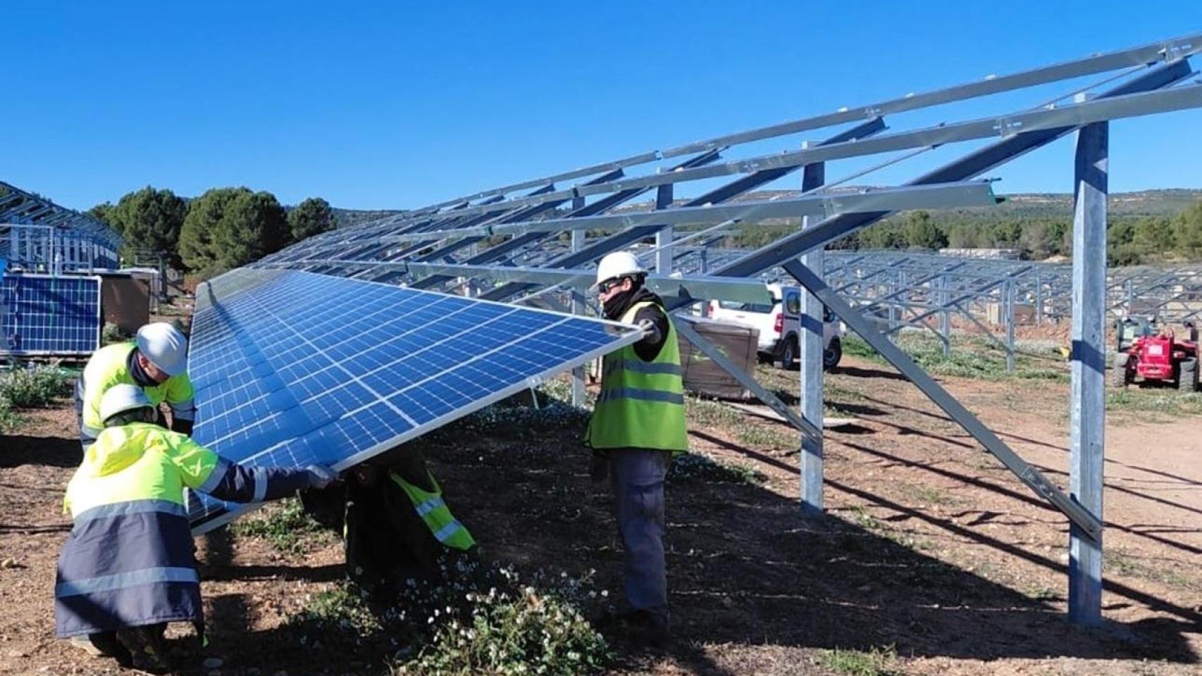 Inicio de la construcción de una de las plantas fotovoltaicas. EE