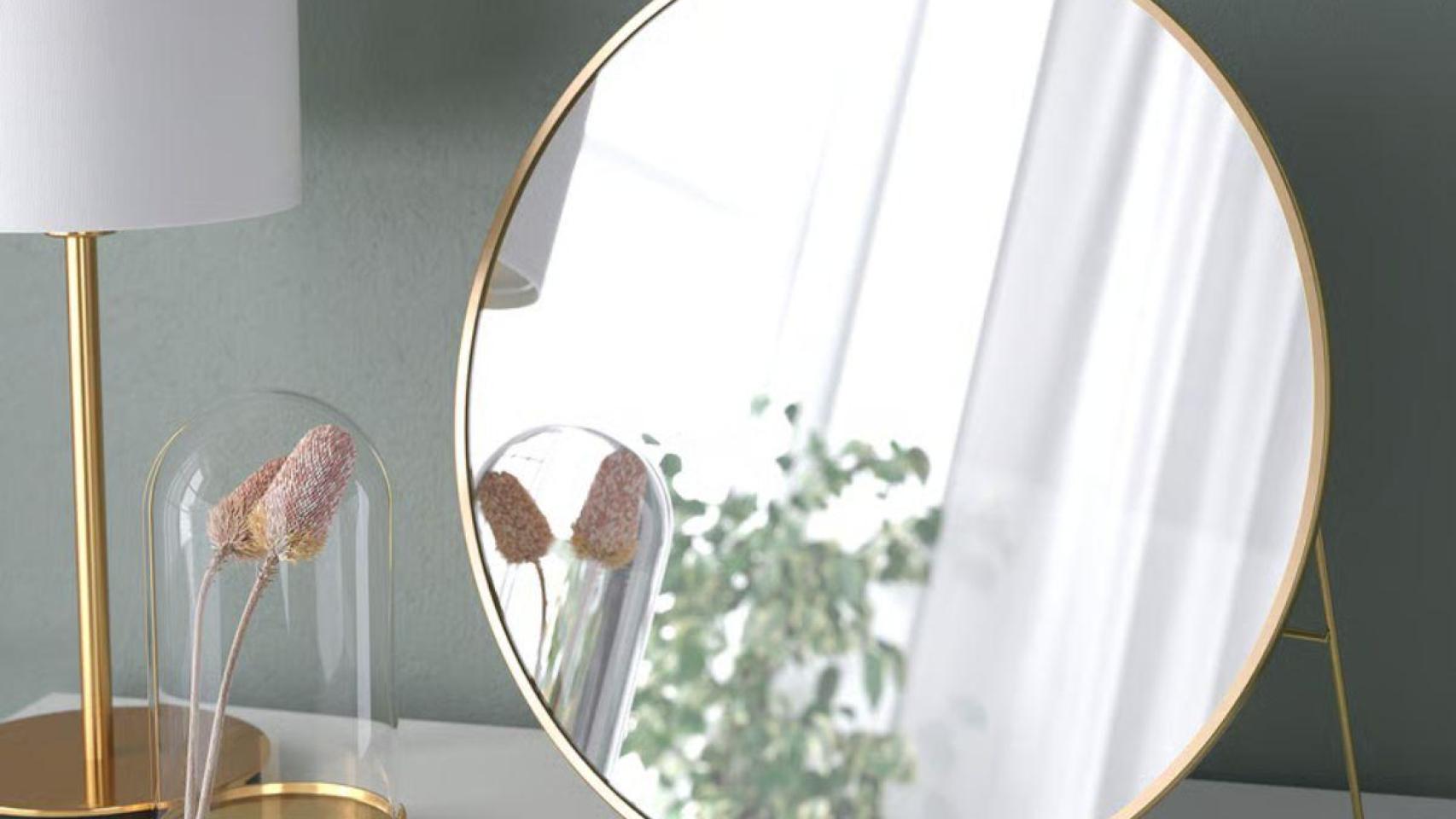 Vuelve a Ikea el espejo dorado que ha arrasado en ventas y que puedes colocar en la cómoda, el tocador o el recibidor