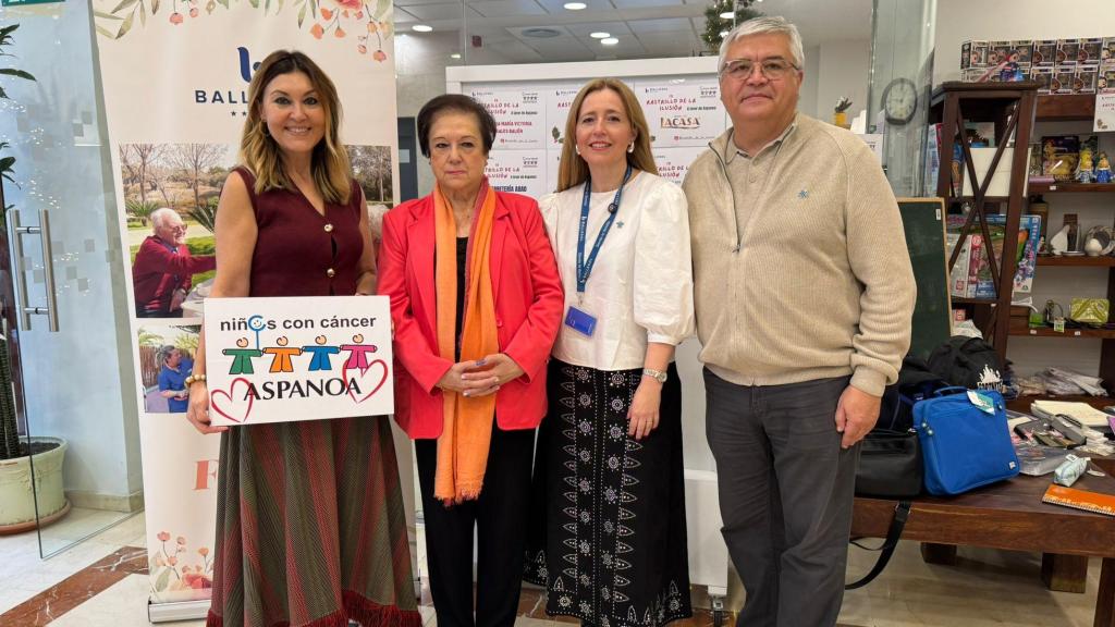 (De izda a dcha) Susana Cano, directora comercial y responsable de relaciones institucionales de EL ESPAÑOL de Aragón; Corita Viamonte, madrina del Rastrillo de la Ilusión; Sonia Martínez, directora de Ballesol Puerta del Carmen y Juan Carlos Acín, gerente de ASPANOA.