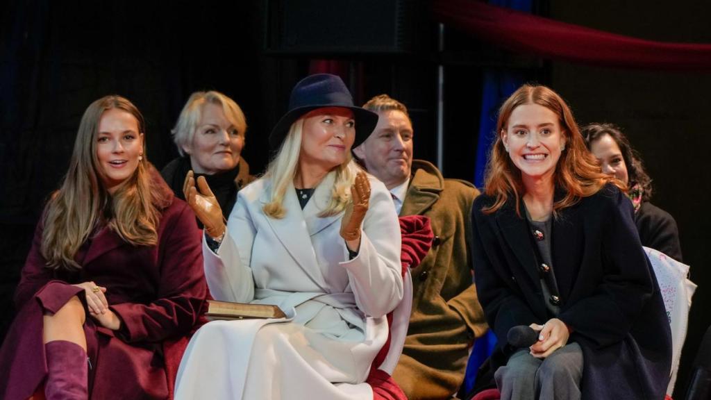 Ana Corina Sosa, hija de Corina Machado, junto a la princesa Mette-Marit de Noruega.