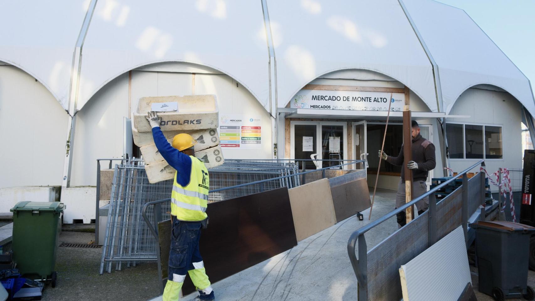 Obreros desmontando el mercado provisional de Monte Alto