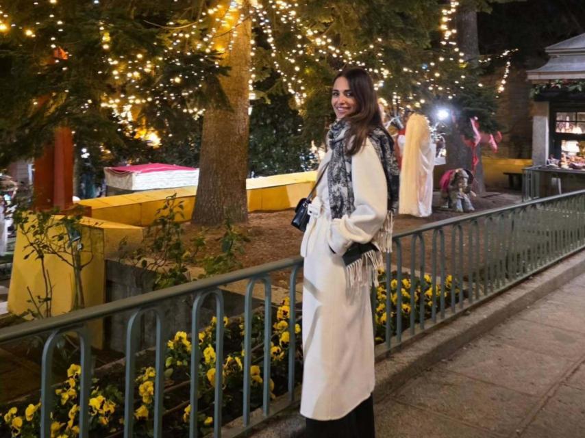 Paula Echevarría luciendo abrigo en color crema.