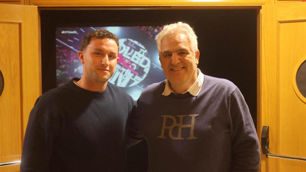 El edil de Juventud, Javier Blanco, con el padre de Guille Toledano.