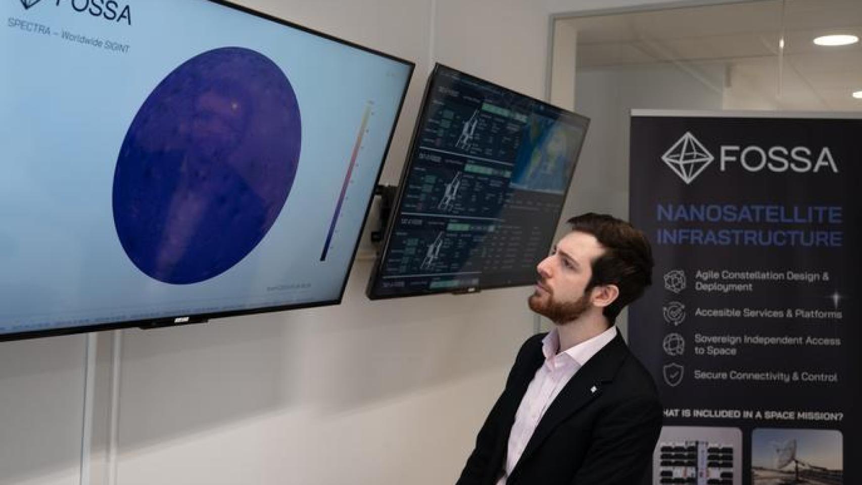 Julián Fernández, CEO de FOSSA, ante la señal captada por la tecnología de señales de la compañía.