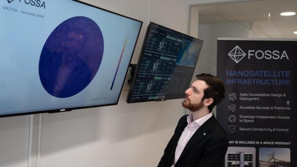 Julián Fernández, CEO de FOSSA, ante la señal captada por la tecnología de señales de la compañía.