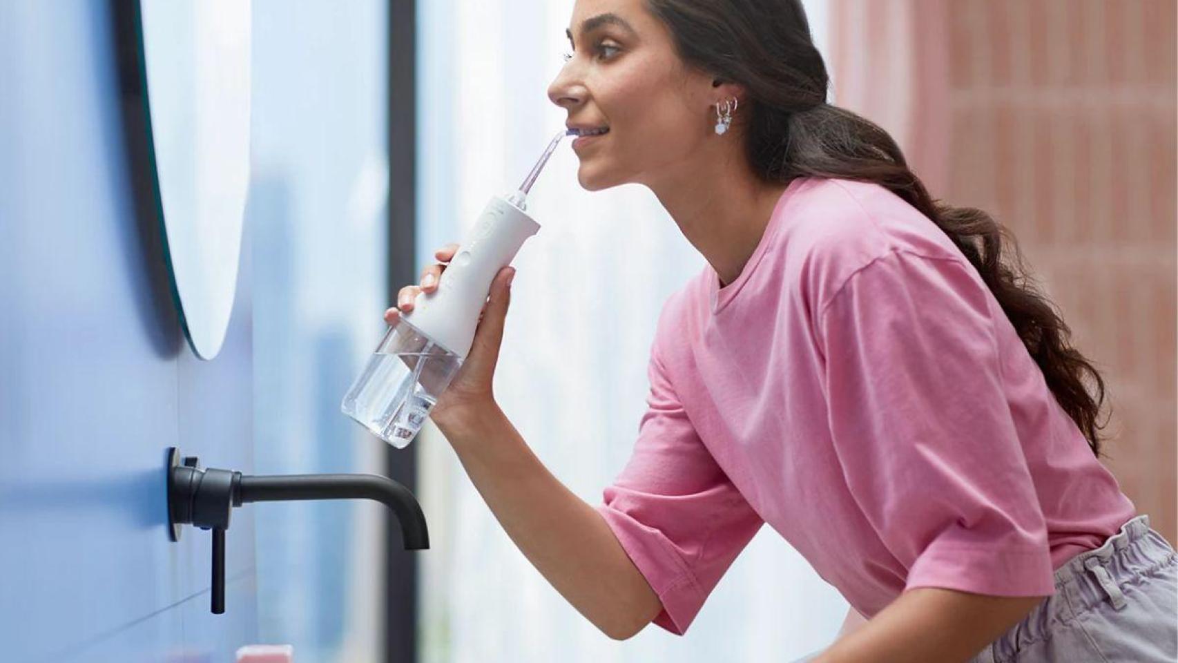 El cepillo de dientes hace el 50% del trabajo: los dentistas recomiendan utilizar también este dispositivo