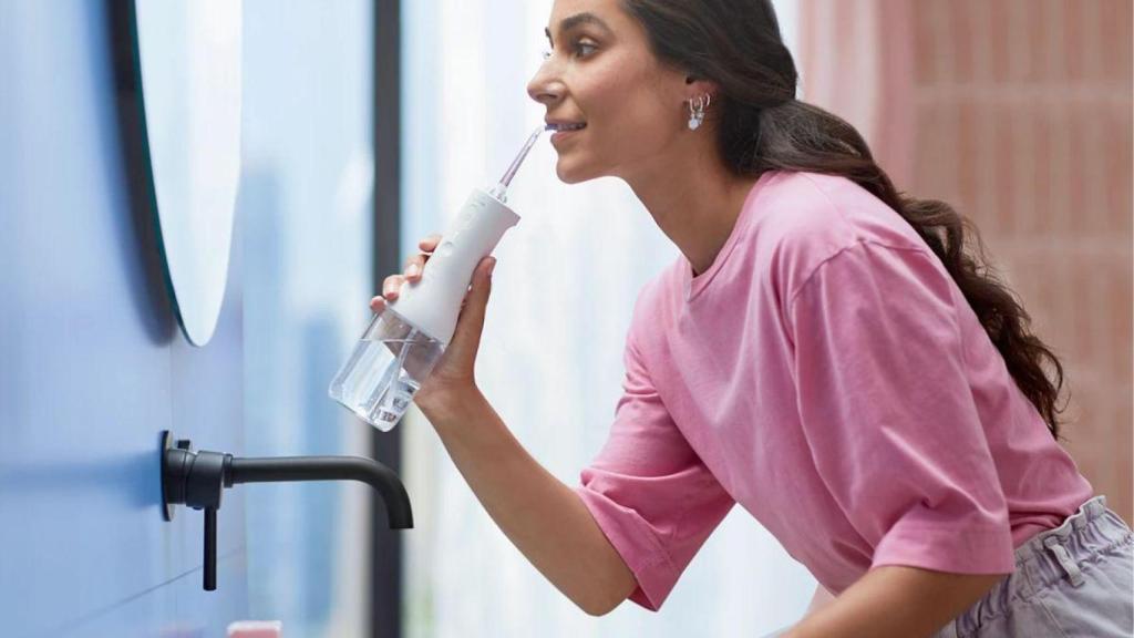 El cepillo de dientes hace el 50% del trabajo: los dentistas recomiendan utilizar también este dispositivo