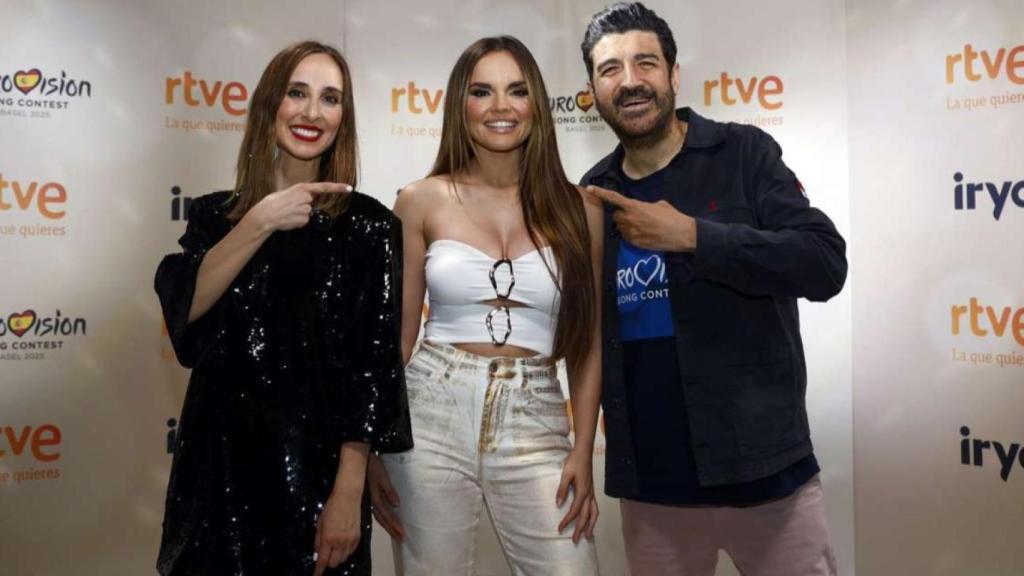 Tony Aguilar y Julia Varela, junto a Melody.