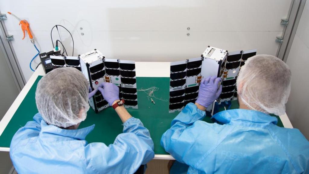 Proceso de montaje de los satélites de FOSSA Systems en la sala blanca.