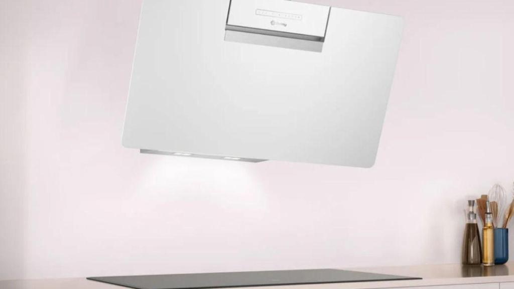 Esta es la campana extractora que elimina el humo de tu cocina y puedes controlar desde el móvil (ahora muy rebajada)