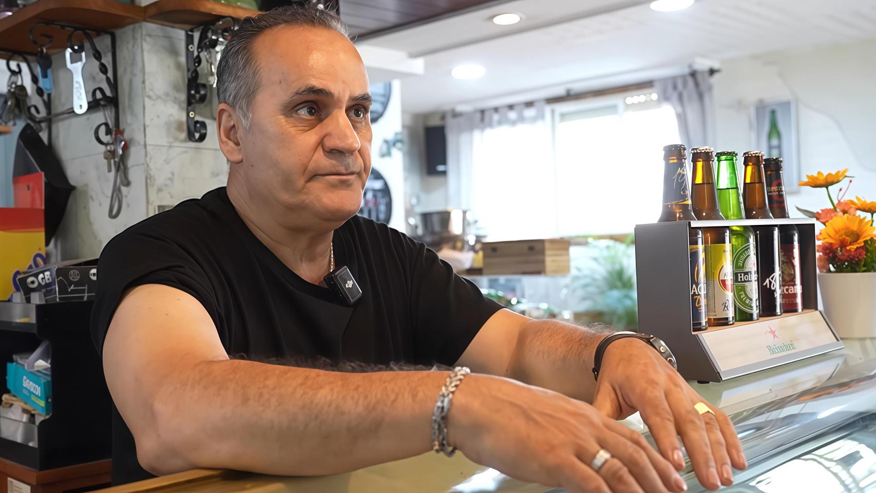 José Antonio Santamaría, dueño del bar Tostanova