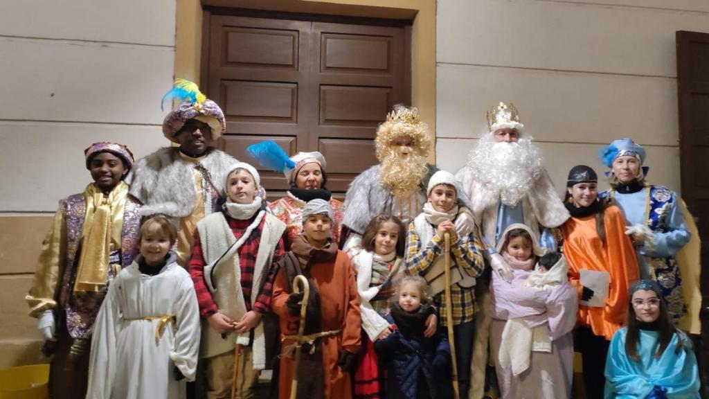 Los Reyes visitan a los niños de Dueñas