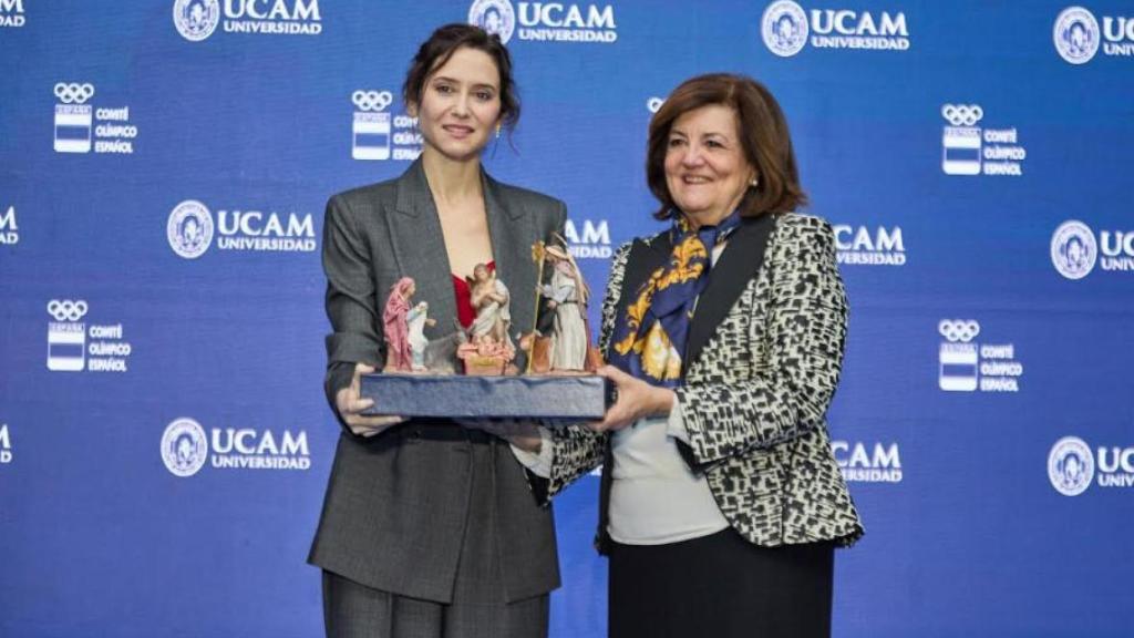 Isabel Díaz Ayuso en el acto inaugural del nuevo Campus de la UCAM en Madrid junto a la presidenta de la UCAMMaría Dolores García Mascarell