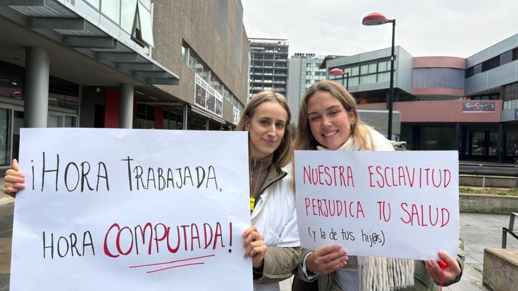 Alicia López y Raquel Sánchez, médicos residentes de segundo año de pediatría en el Hospital Clínico Universitario Lozano Blesa