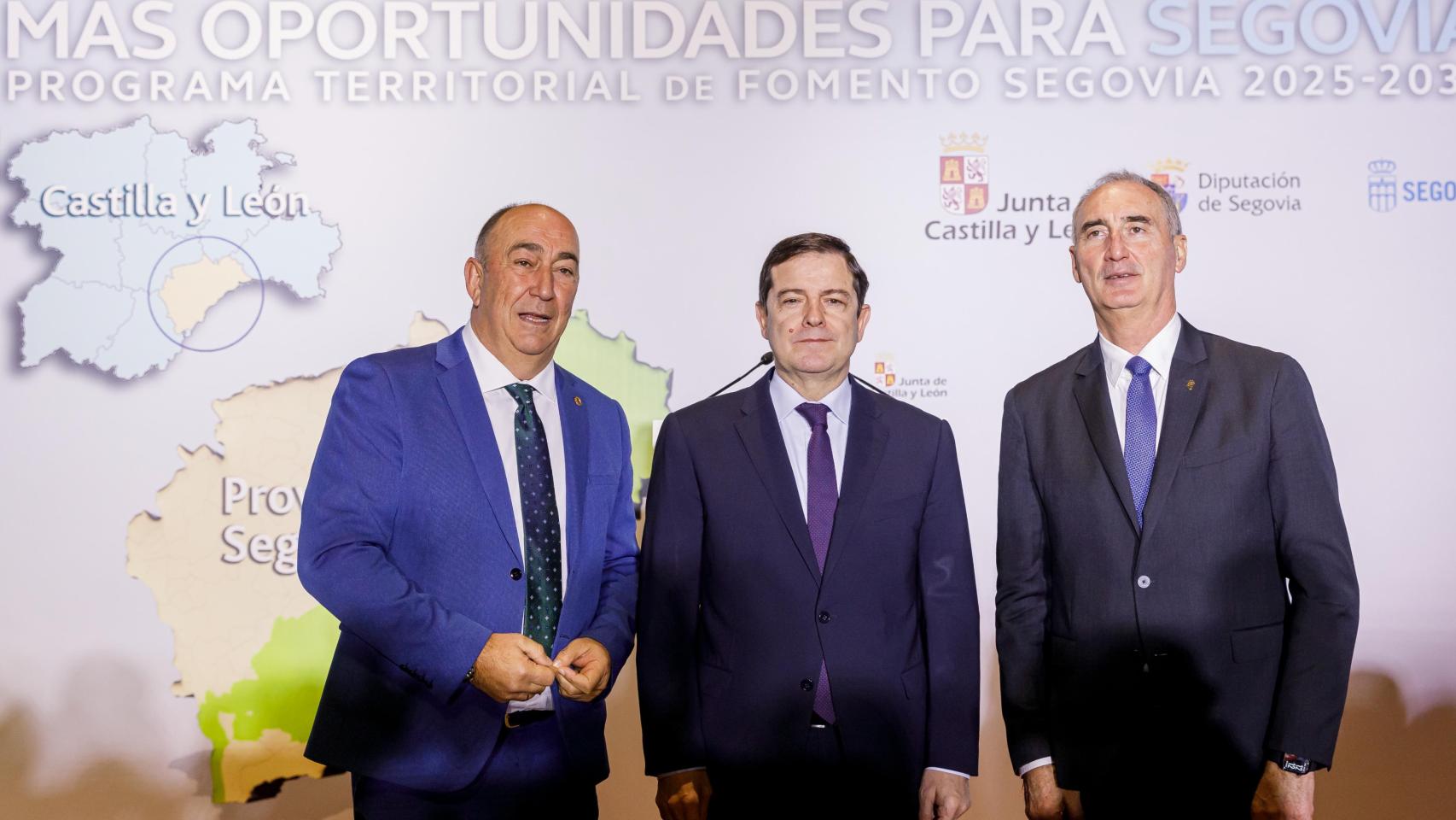 El presidente de la Junta de Castilla y León, Alfonso Fernández Mañueco, junto al presidente de la diputación Miguel Ángel de Vicente, y el alcalde de Segovia, José Mazarías; durante la presentación del Programa Territorial de Fomento de Segovia