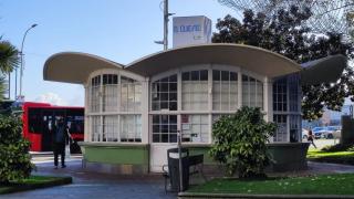 El quiosco municipal de la plaza de Ourense, con el espacio Down Experience cerrado.