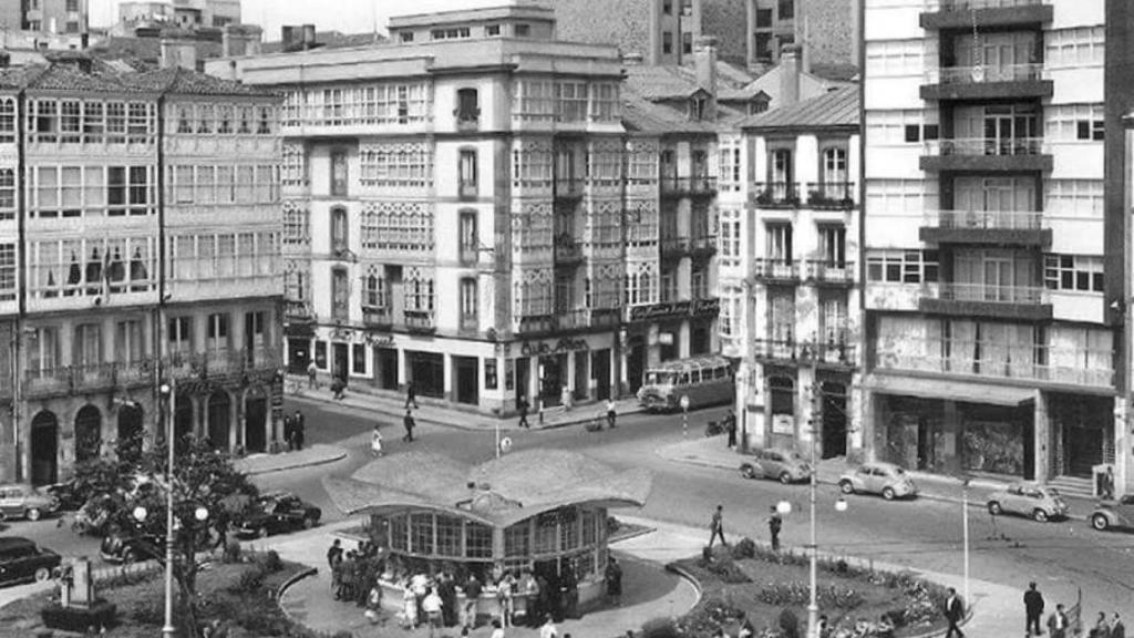 Imagen sin datar de la plaza de Ourense, con el quiosco en el centro.