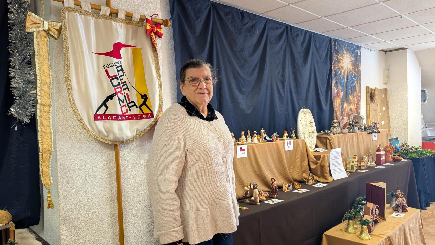 Margarita junto a su colección de belenes.