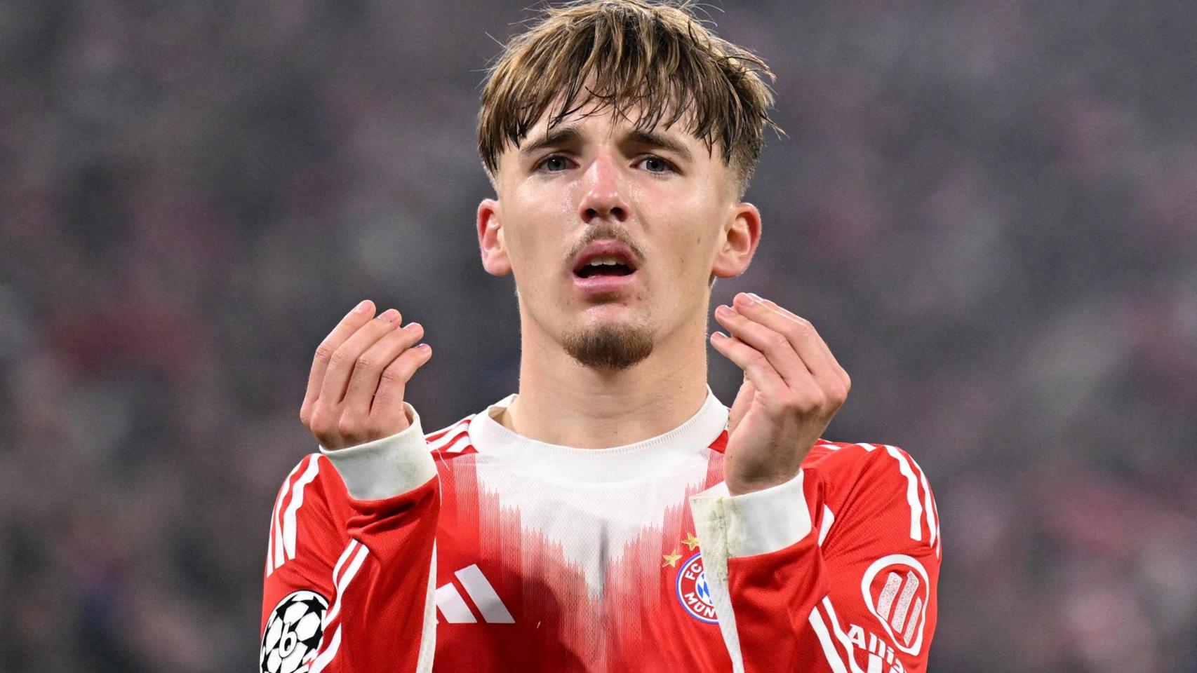 Lennart Karl celebra el gol marcado ante el Sporting CP en el Allianz Arena.