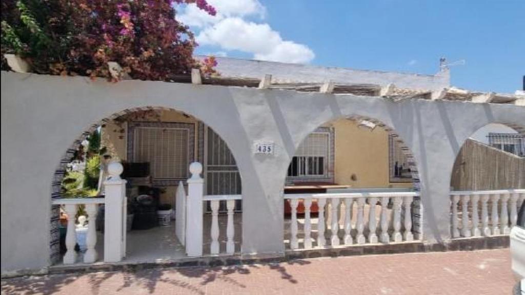 La casa okupa de la calle Salvias en la Urbanización Camposol donde se localizaron los cadáveres en un zulo.