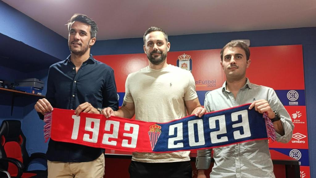 Marc García Puig, en el centro de la imagen, durante su presentación como entrenador del Real Ávila