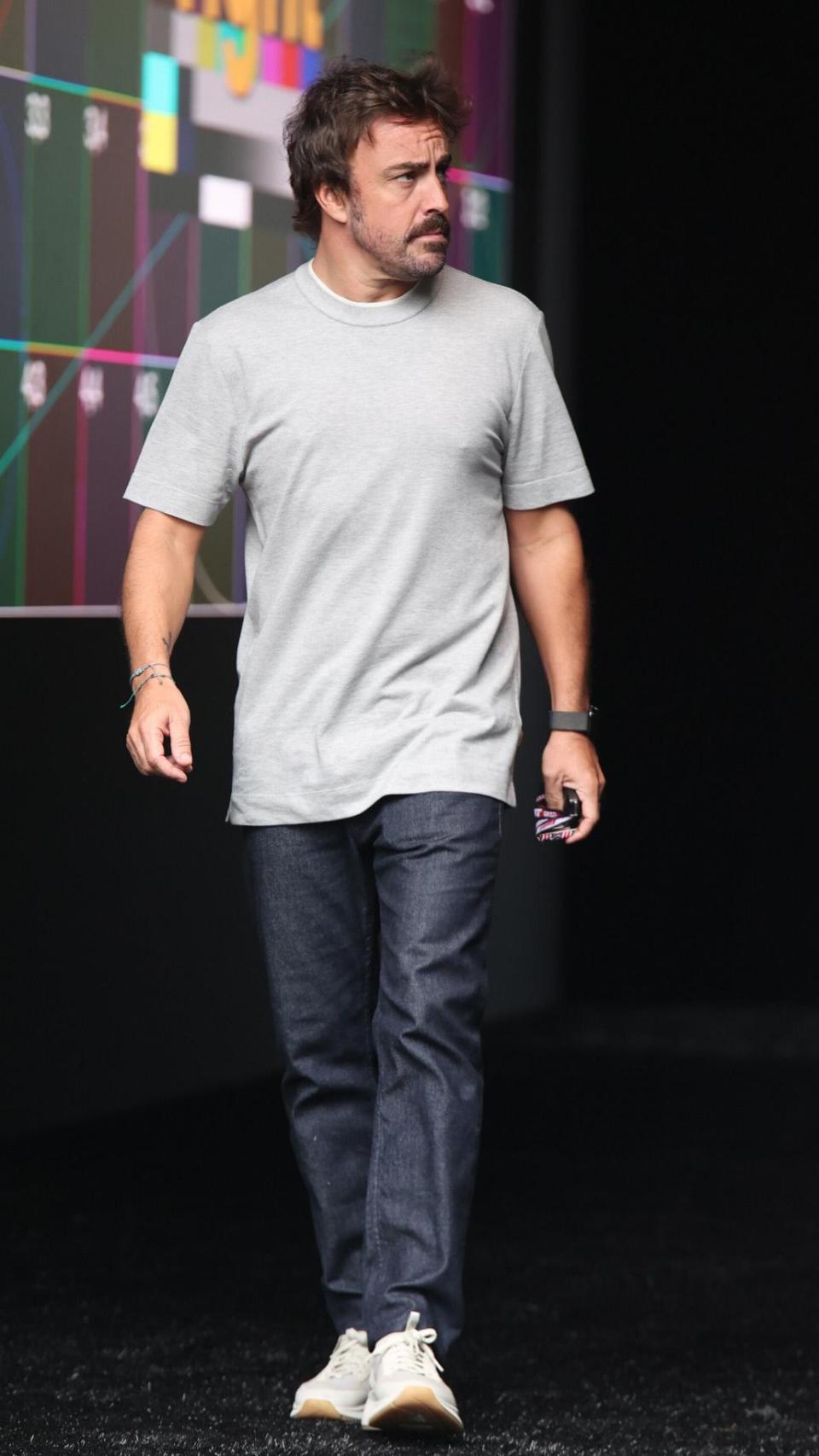 Fernando Alonso paseando por el paddock.