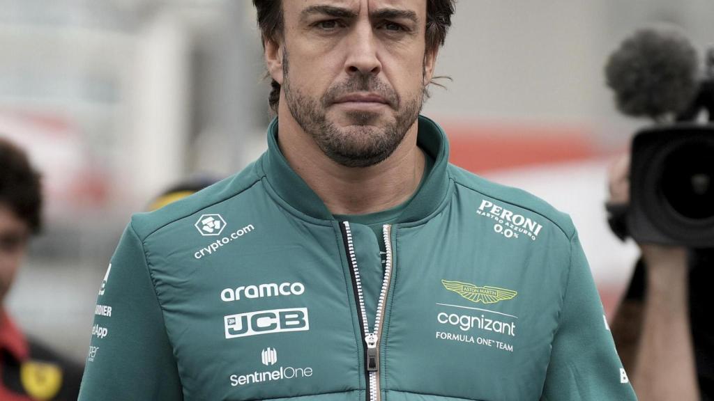Fernando Alonso paseando por el 'paddock'.