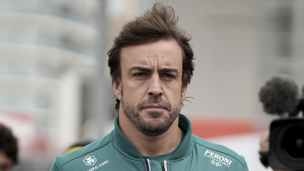 Fernando Alonso paseando por el paddock.