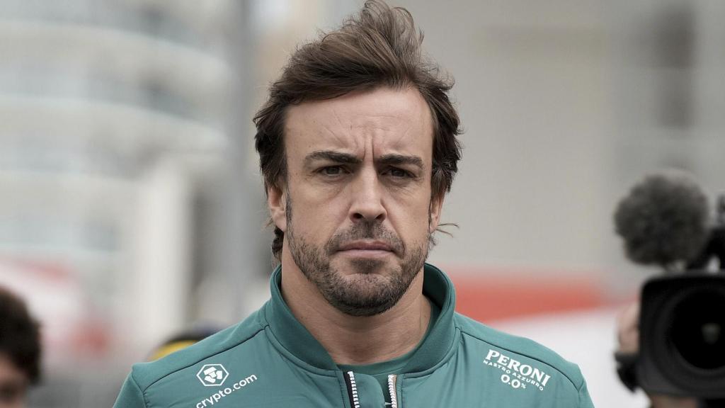 Fernando Alonso paseando por el 'paddock'.