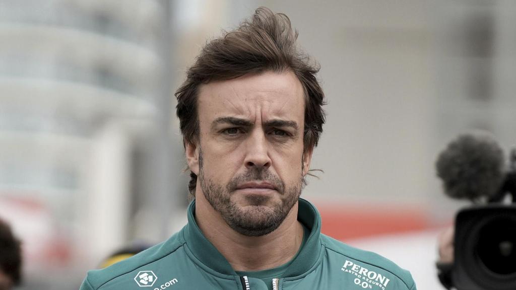 Fernando Alonso paseando por el 'paddock'.