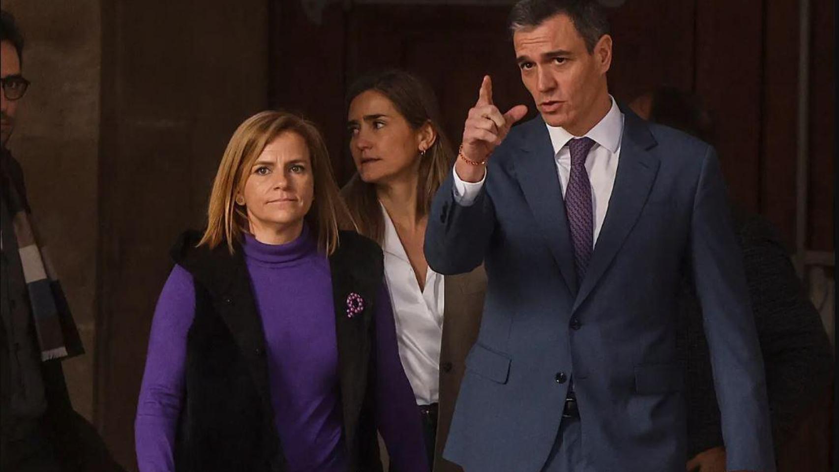 El presidente de Gobierno y secretario general del PSOE, Pedro Sánchez, con la secretaria de Igualdad del PSOE, Pilar Bernabé.