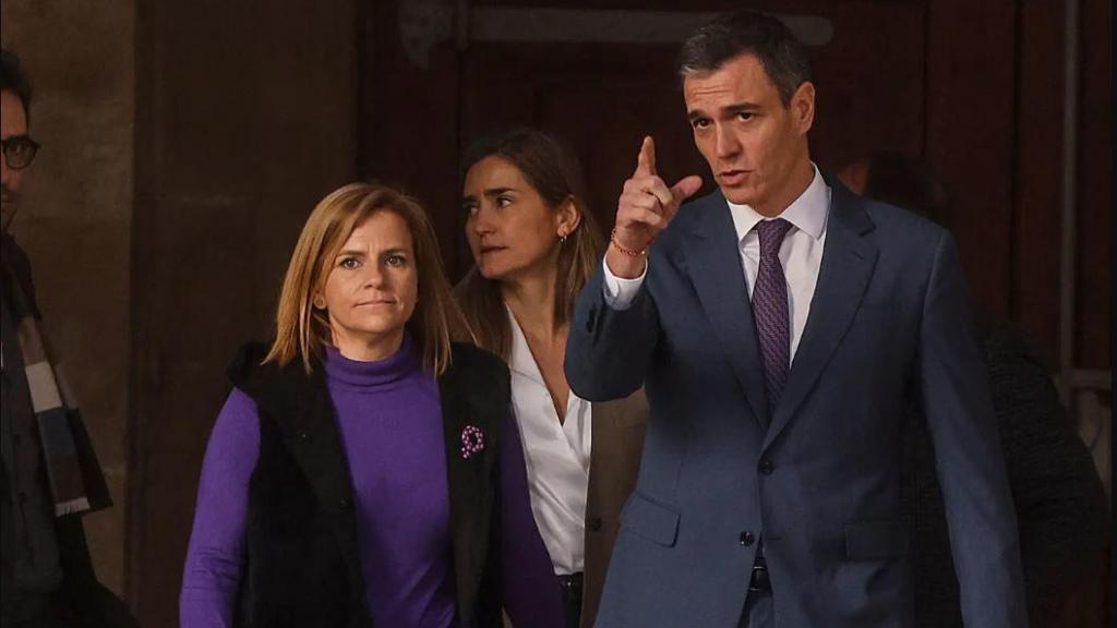 El presidente de Gobierno y secretario general del PSOE, Pedro Sánchez, con la secretaria de Igualdad del PSOE, Pilar Bernabé.