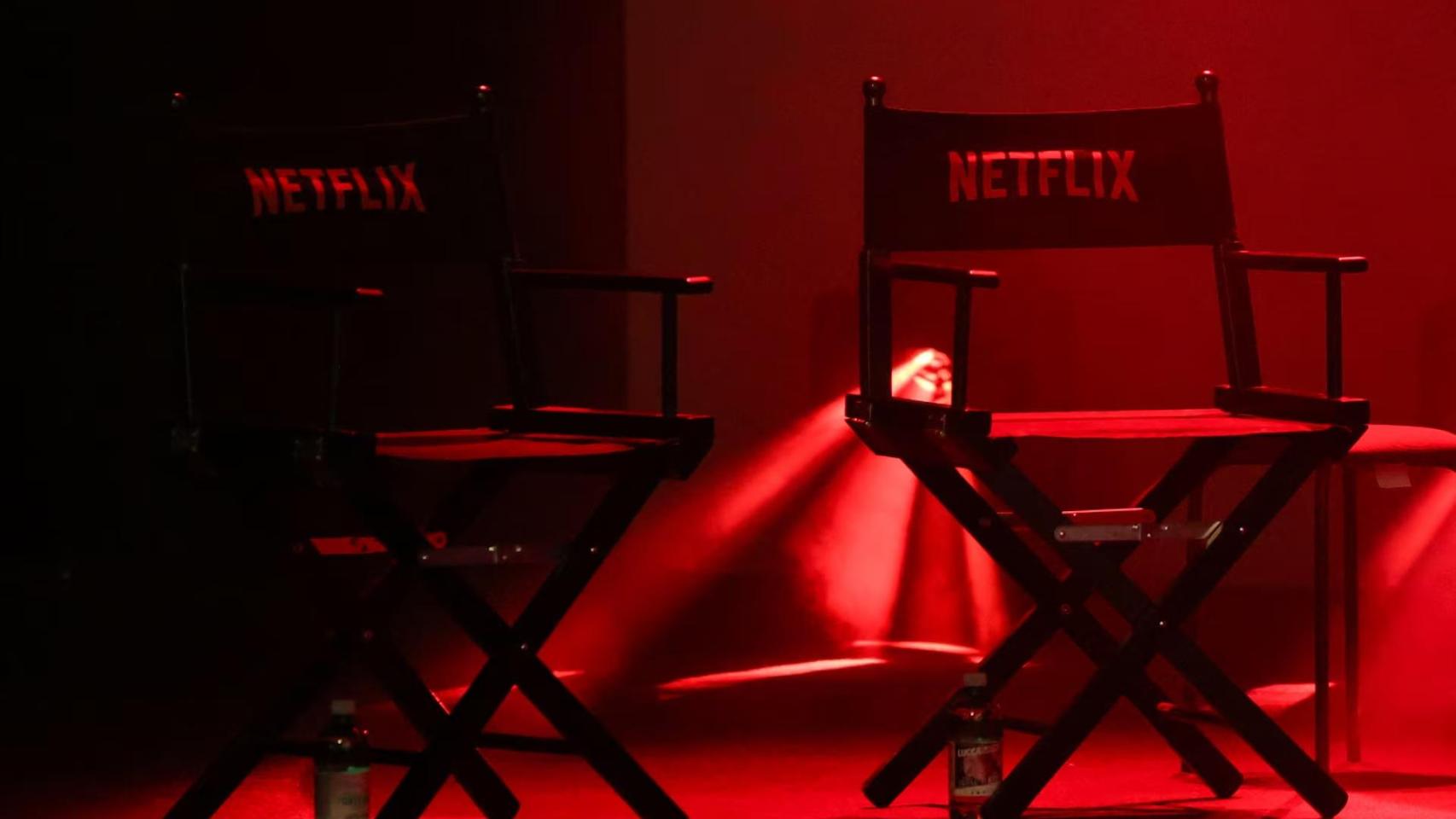 Dos sillas de director con el logo de Netflix sobre el escenario de una convención de la plataforma en Lucca, Toscana, Italia.