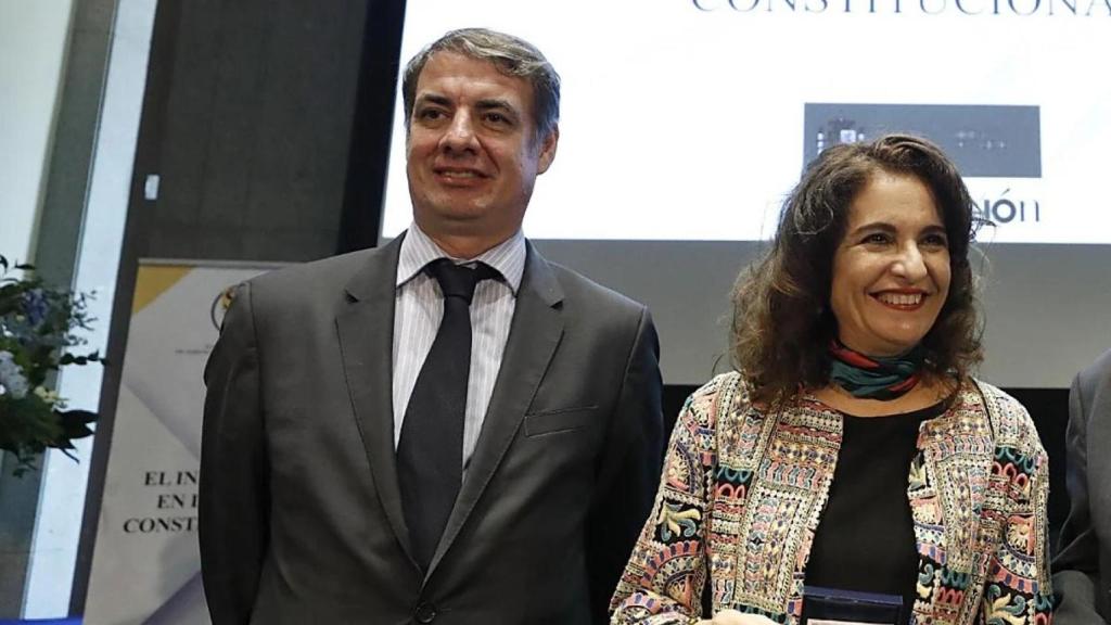 María Jesús Montero (d) y el expresidente de la SEPI, Vicente Fernández (i).