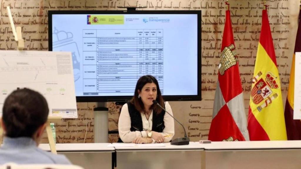 Beatriz Asensio informando de licitaciones del Ayuntamiento de Benavente