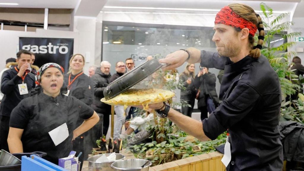 Daniel Muñoz dándole la vuelta a la tortilla durante la final.