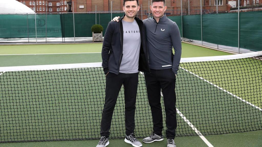 Tom Beahon, junto a su hermano.