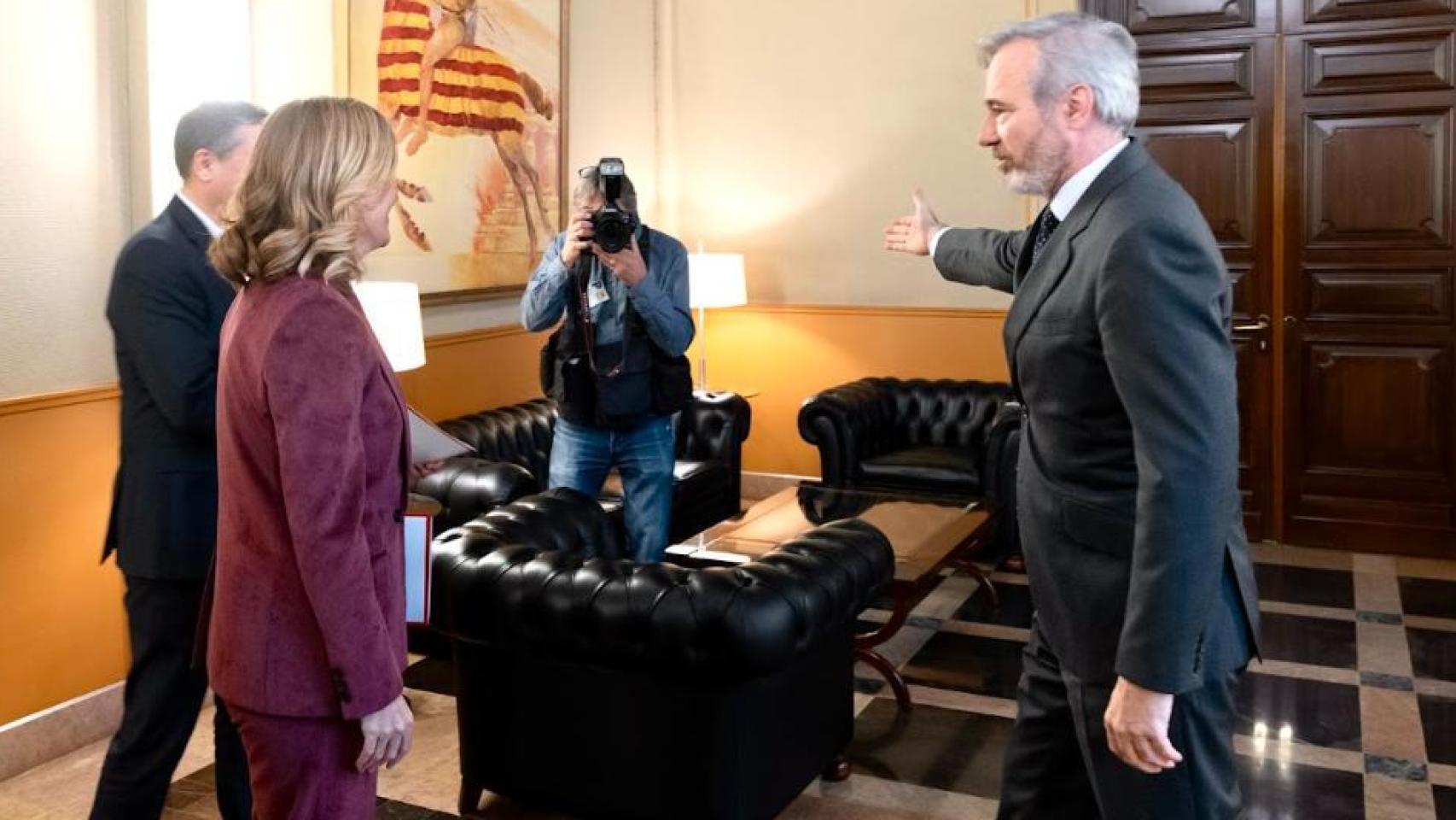 Pilar Alegría, este miércoles en el despacho de Jorge Azcón.