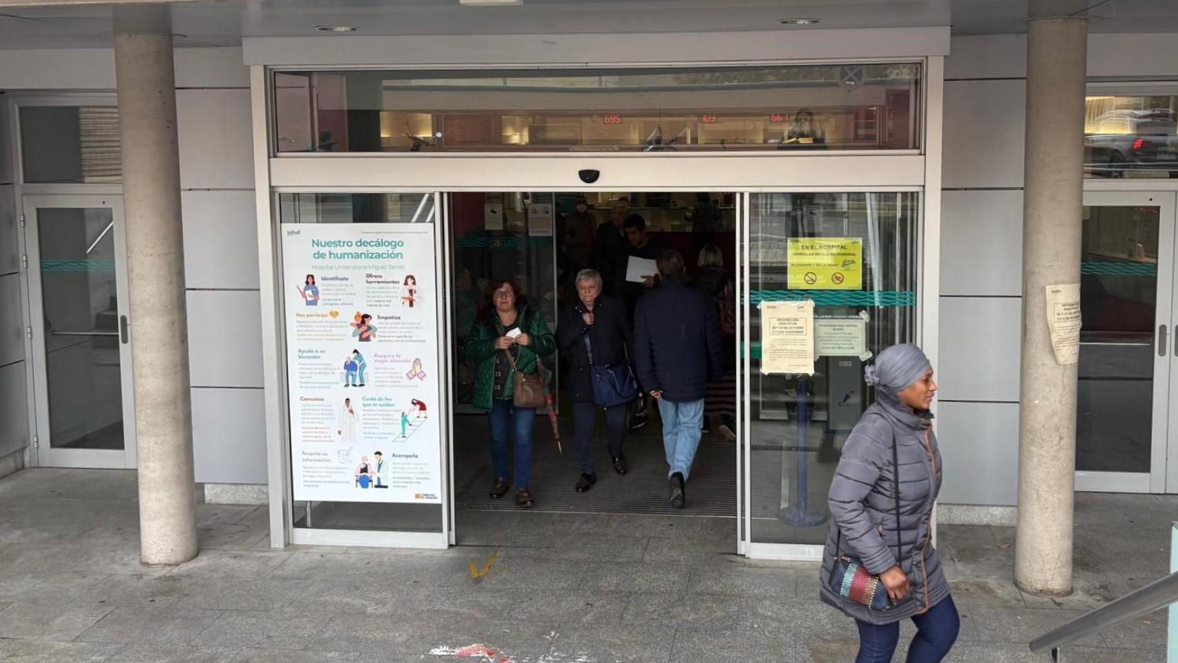 Las puertas de las consultas externas del Hospital Universitario Miguel Servet este miércoles.