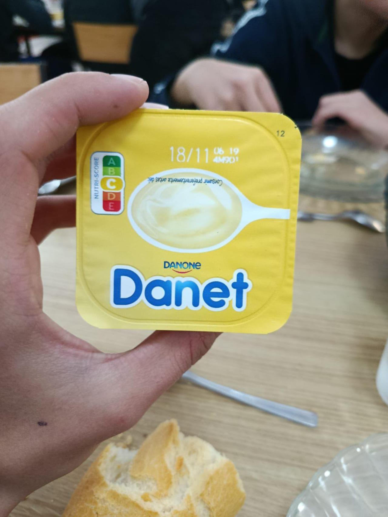 Un yogur caducado en el comedor de La Santa Espina