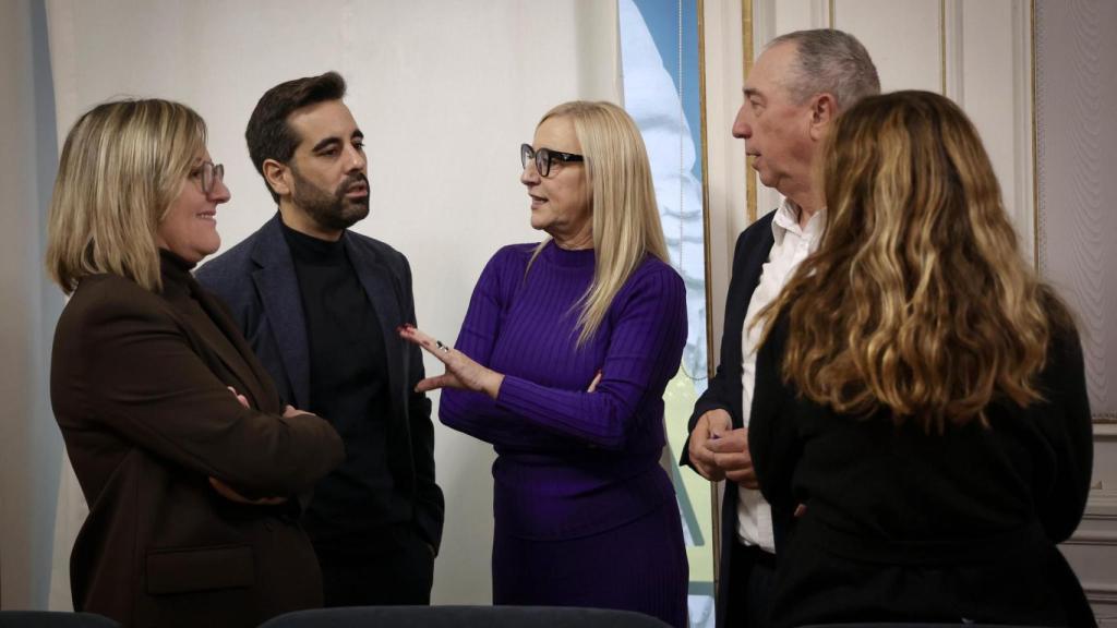 Diputados de PSPV y Compromís charlan este miércoles sobre el polémico pleno de la semana que viene. José Cuéllar / Corts