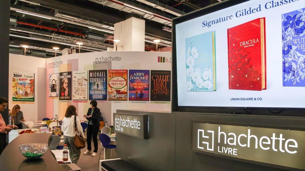 Estand de Hachette Livre en la Feria del Libro de Frankfurt en 2025.