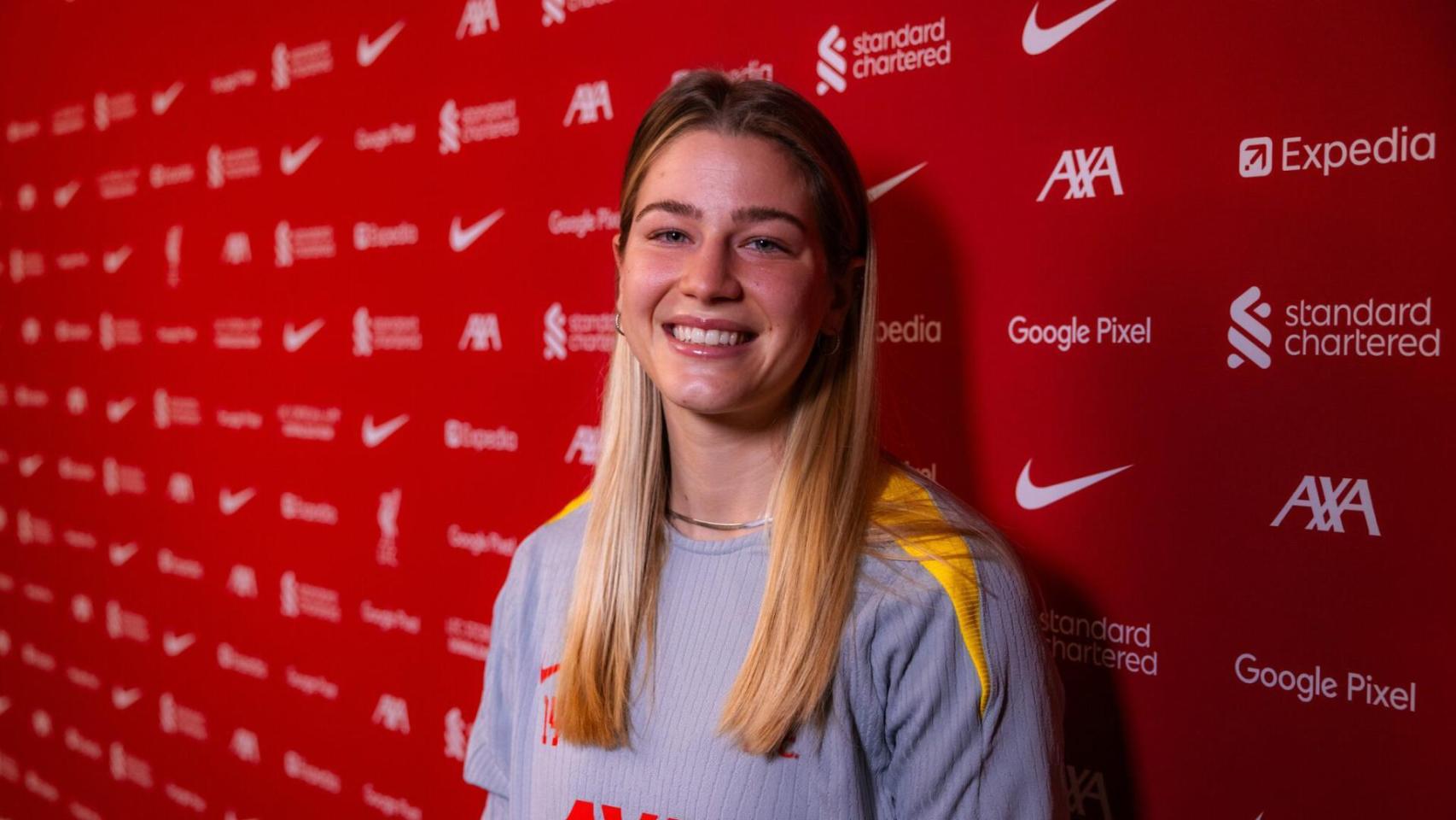 Marie Höbinger, en su presentación como nueva jugadora del equipo 'red'.