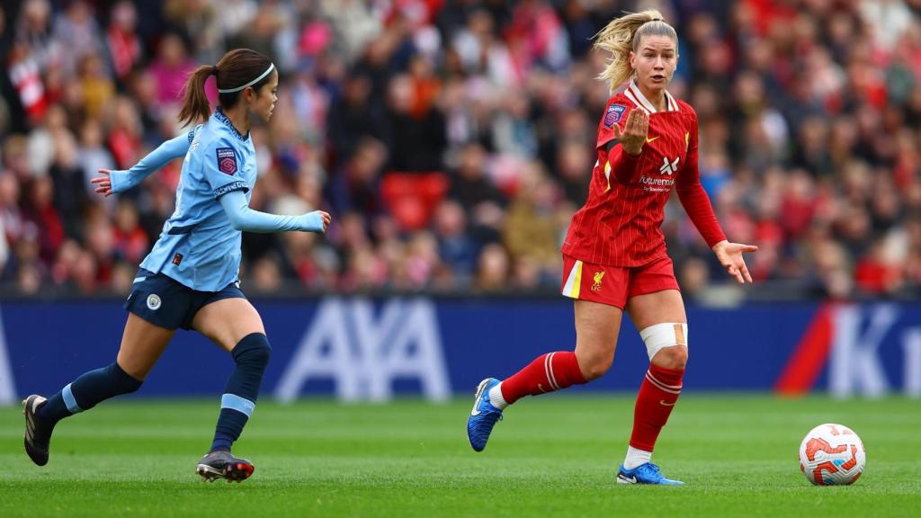 Marie Höbinger, durante un partido con el Liverpool.