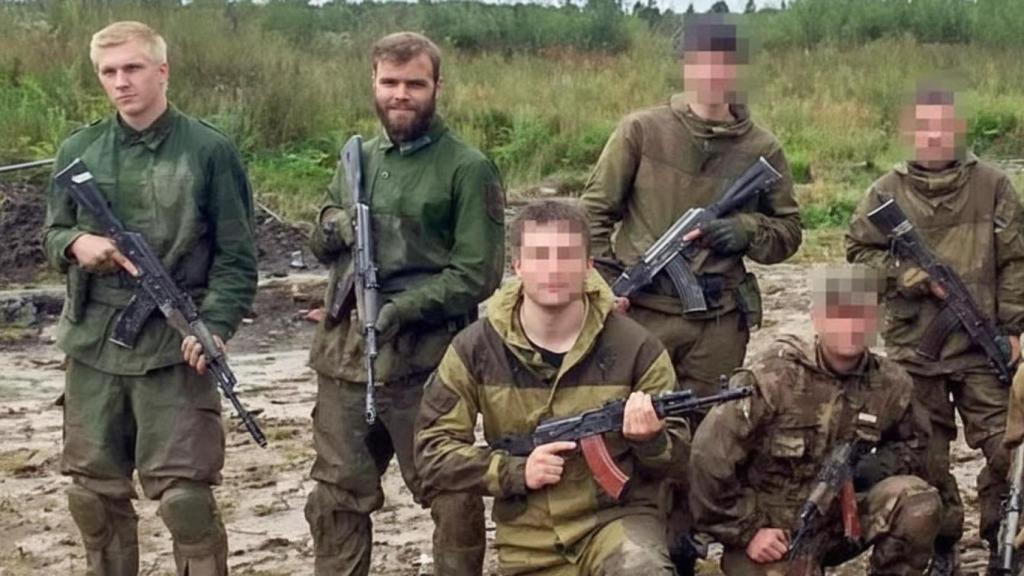 Los neonazis suecos Anton Thulin y Viktor Melin, en el campamento de formación militar ruso Partizan de San Petersburgo, gestionado por el Movimiento Imperial Ruso.